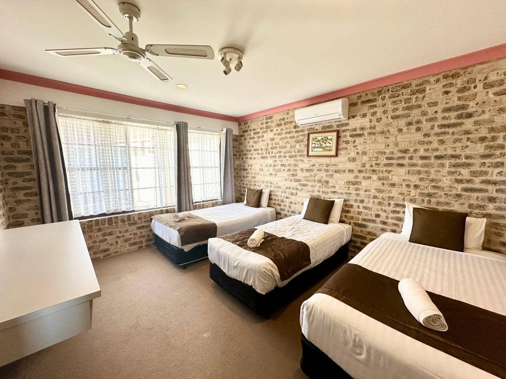 Motel Sir Francis Drake 3*